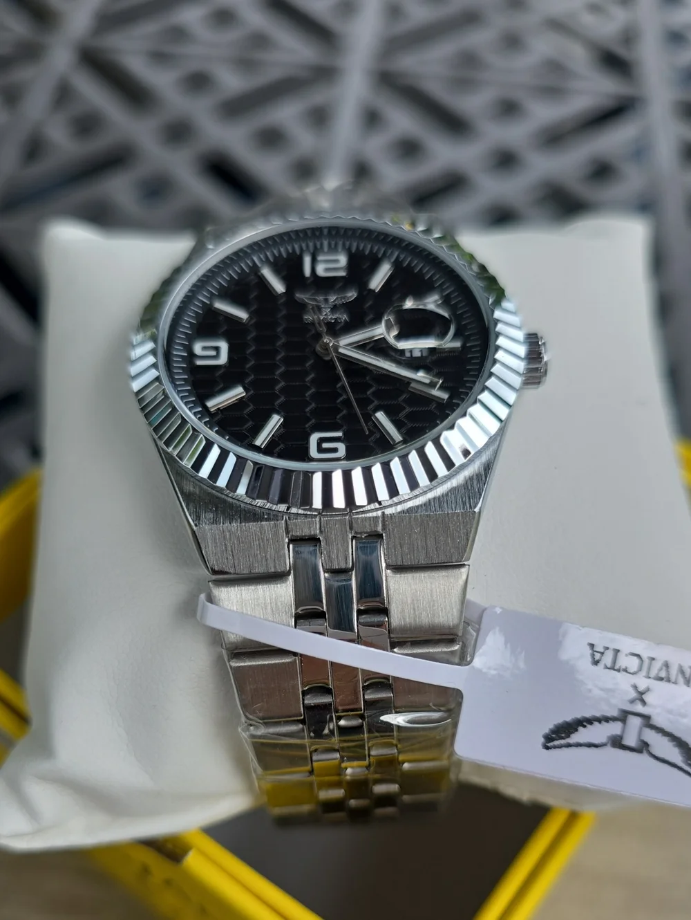 Invicta bold black